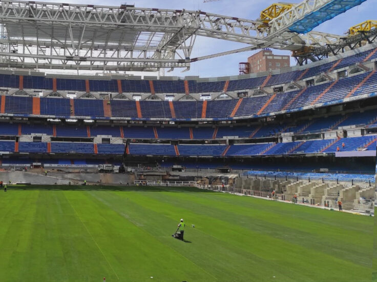 Cortando el césped plantado en el Santiago Bernabeu