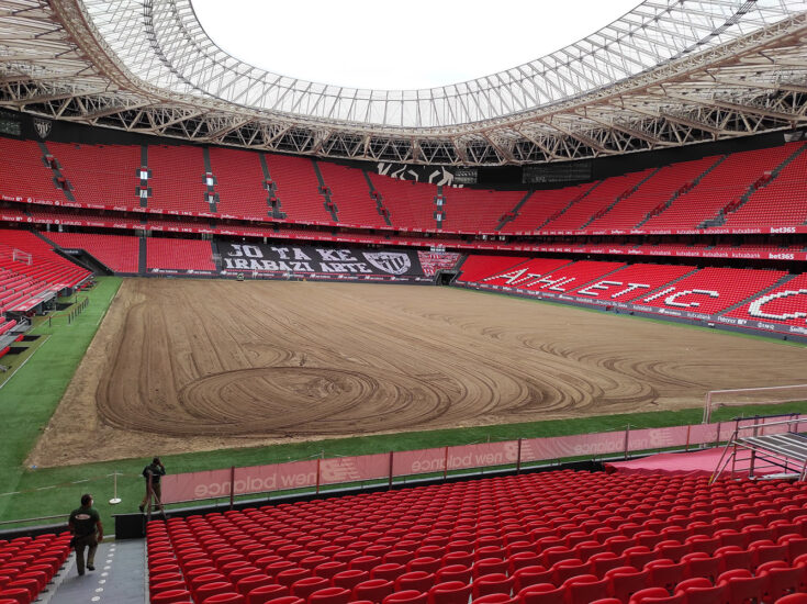 Instalacion césped en el estadio San Mames