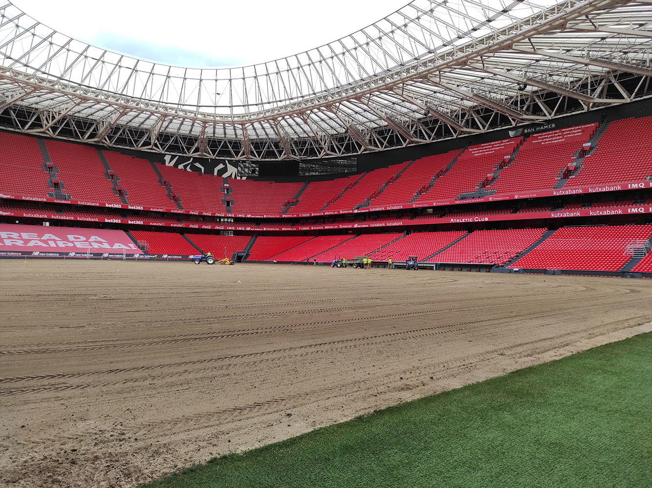 Instalacion césped estadio San Mames