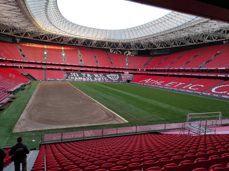 Instalando césped en estadio San Mamés